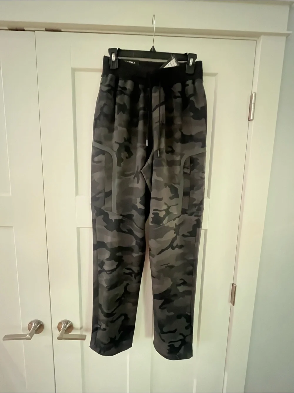Under Armour Men’s Black and Gray Camo Straight Pants Small NWT